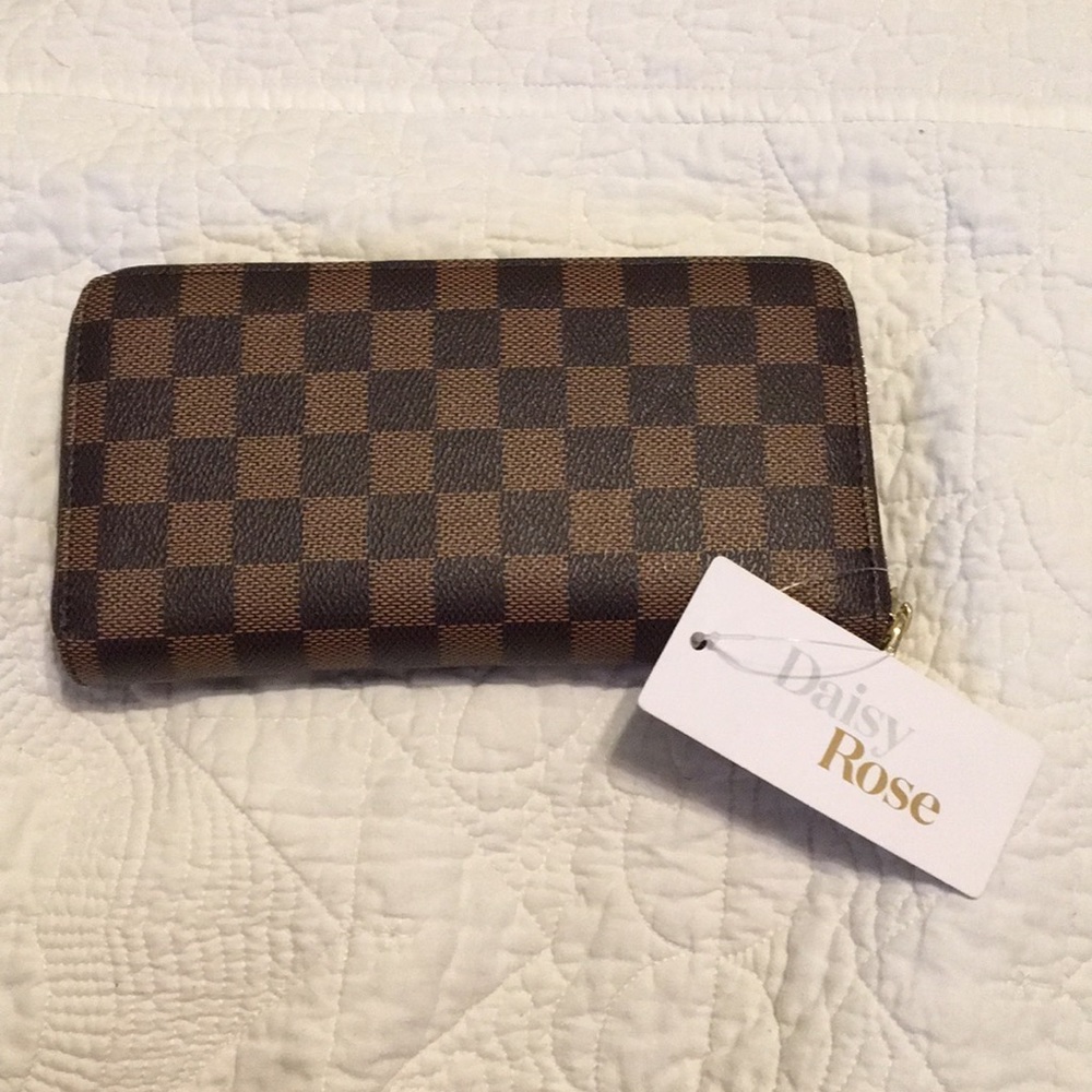 NWT Daisy Rose • zip up wallet